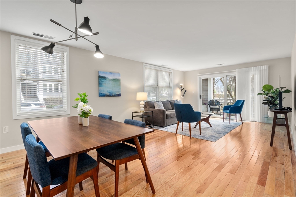 25 Holly Ln, Brookline, Massachusetts, 2 Bedrooms Bedrooms, 6 Rooms Rooms,2 BathroomsBathrooms,Residential,For Sale,Holly Ln,73494191