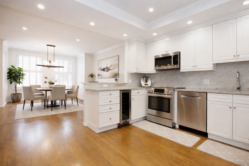 179 Marlborough Street, Boston, Massachusetts, 3 Bedrooms Bedrooms, 8 Rooms Rooms,2.5 BathroomsBathrooms,Residential Lease,For Rent,Marlborough Street,73494236