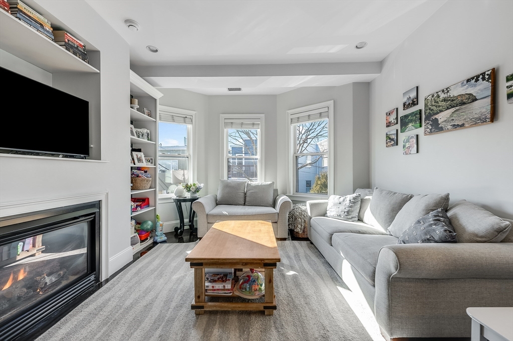 720 E 8th St, Boston, Massachusetts, 2 Bedrooms Bedrooms, 3 Rooms Rooms,2 BathroomsBathrooms,Residential,For Sale,E 8th St,73494262