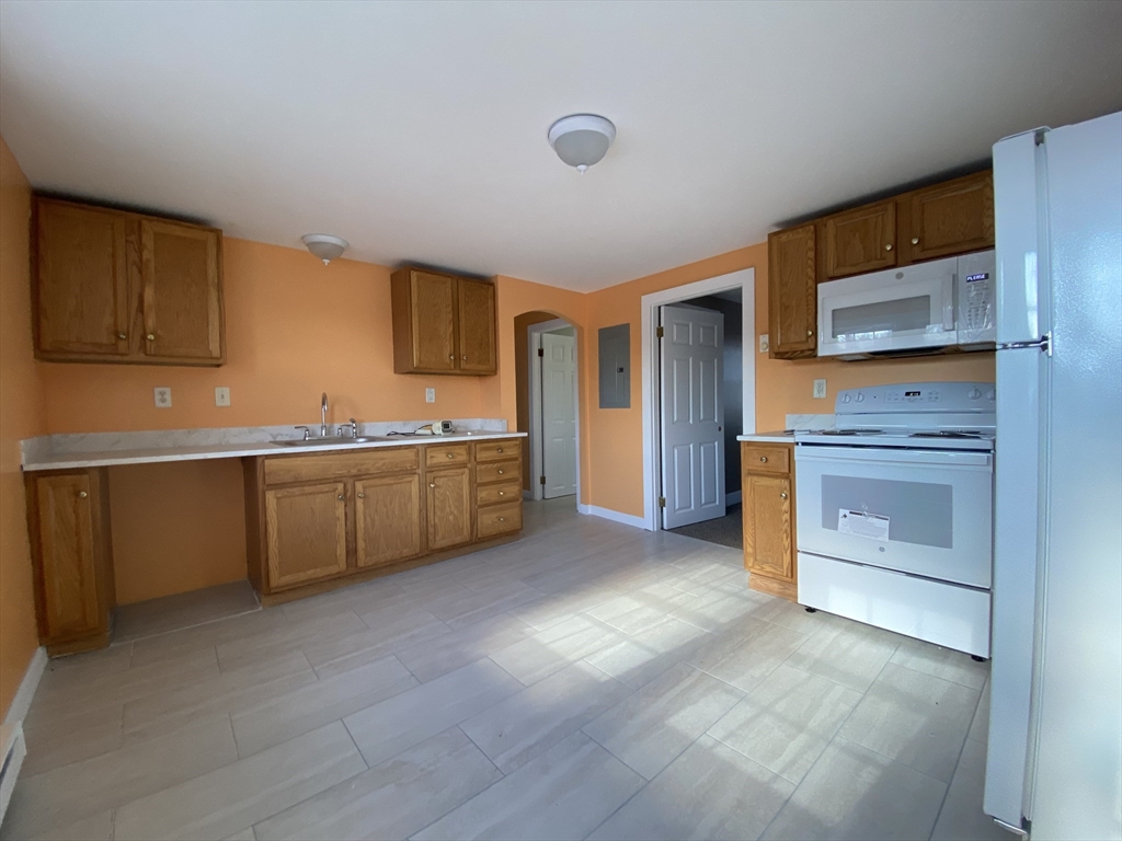 7 Kosmas St, Webster, Massachusetts, 2 Bedrooms Bedrooms, 4 Rooms Rooms,1 BathroomBathrooms,Residential Lease,For Rent,Kosmas St,73489293