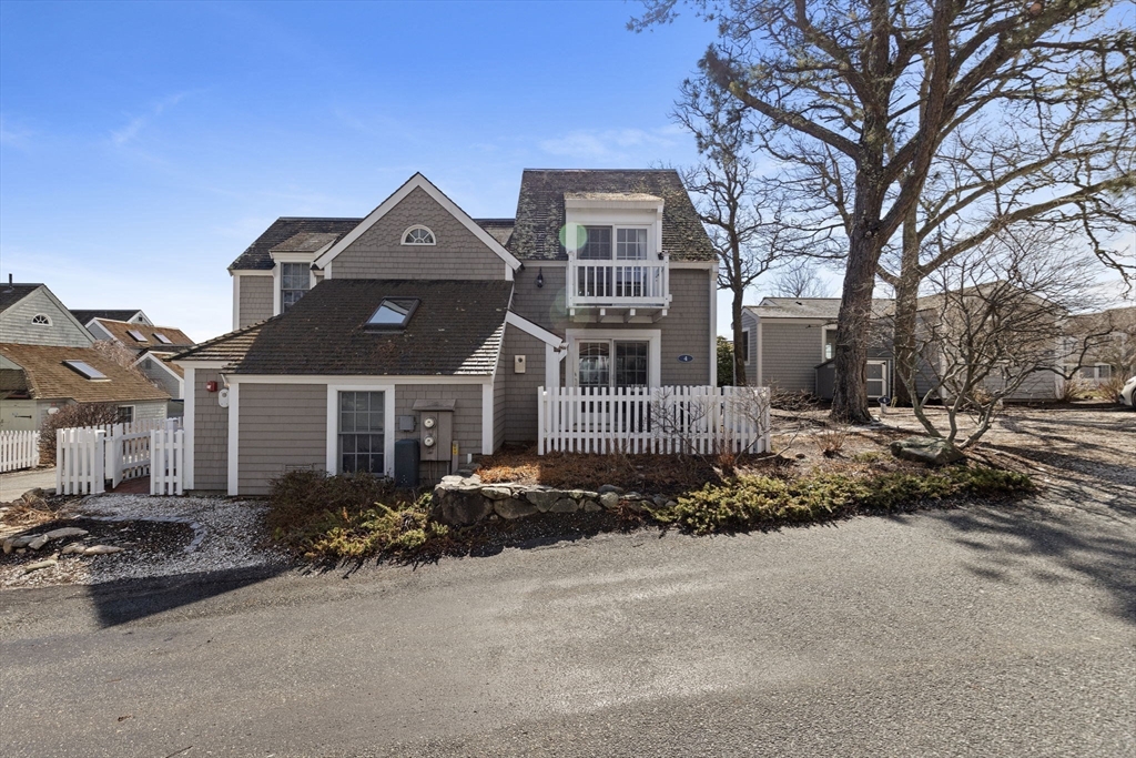 4 Hyannis Point Rd, Mashpee, Massachusetts, 2 Bedrooms Bedrooms, 4 Rooms Rooms,1.5 BathroomsBathrooms,Residential,For Sale,Hyannis Point Rd,73494410