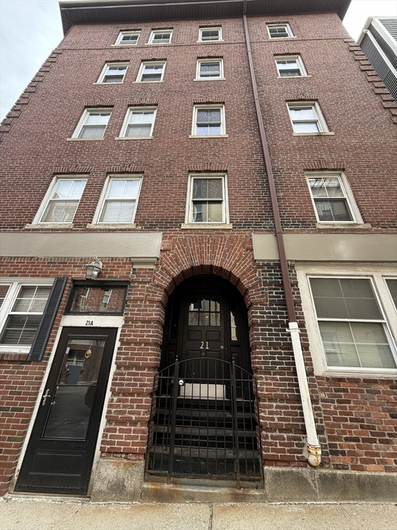 21 Moon, Boston, Massachusetts, 1 Bedroom Bedrooms, 3 Rooms Rooms,1 BathroomBathrooms,Residential Lease,For Rent,Moon,73494525