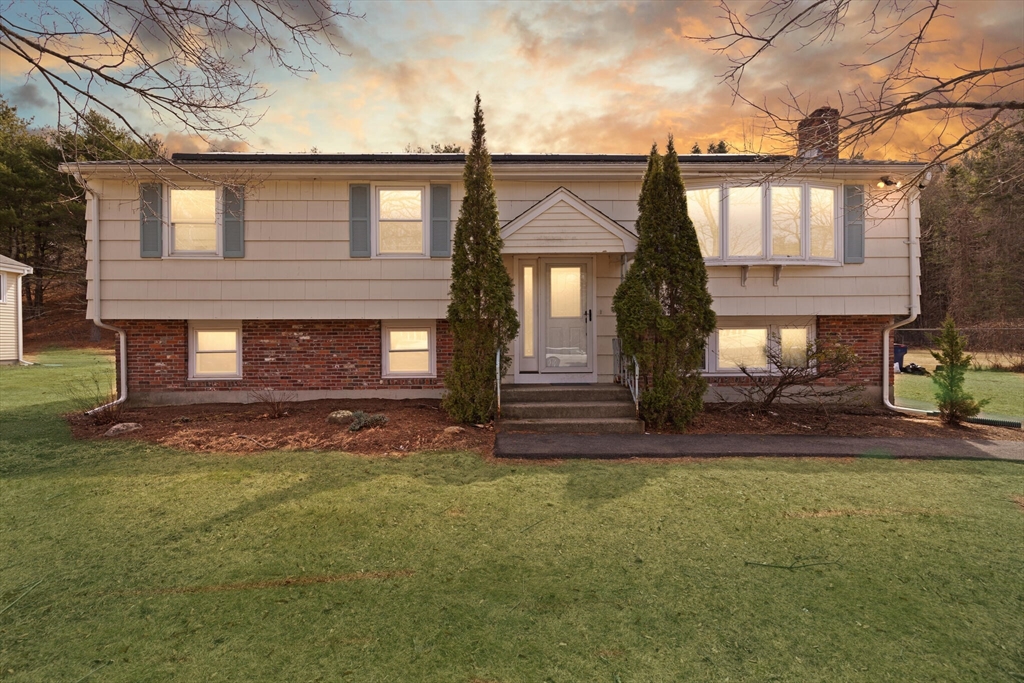 26 Sandy Ridge Cir, Sharon, Massachusetts, 3 Bedrooms Bedrooms, 9 Rooms Rooms,2.5 BathroomsBathrooms,Residential,For Sale,Sandy Ridge Cir,73494530