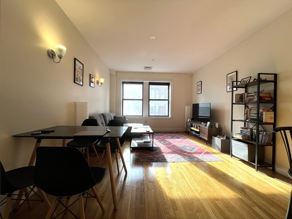 42 Beach Street, Boston, Massachusetts, 1 Bedroom Bedrooms, 3 Rooms Rooms,1 BathroomBathrooms,Residential Lease,For Rent,Beach Street,73494564