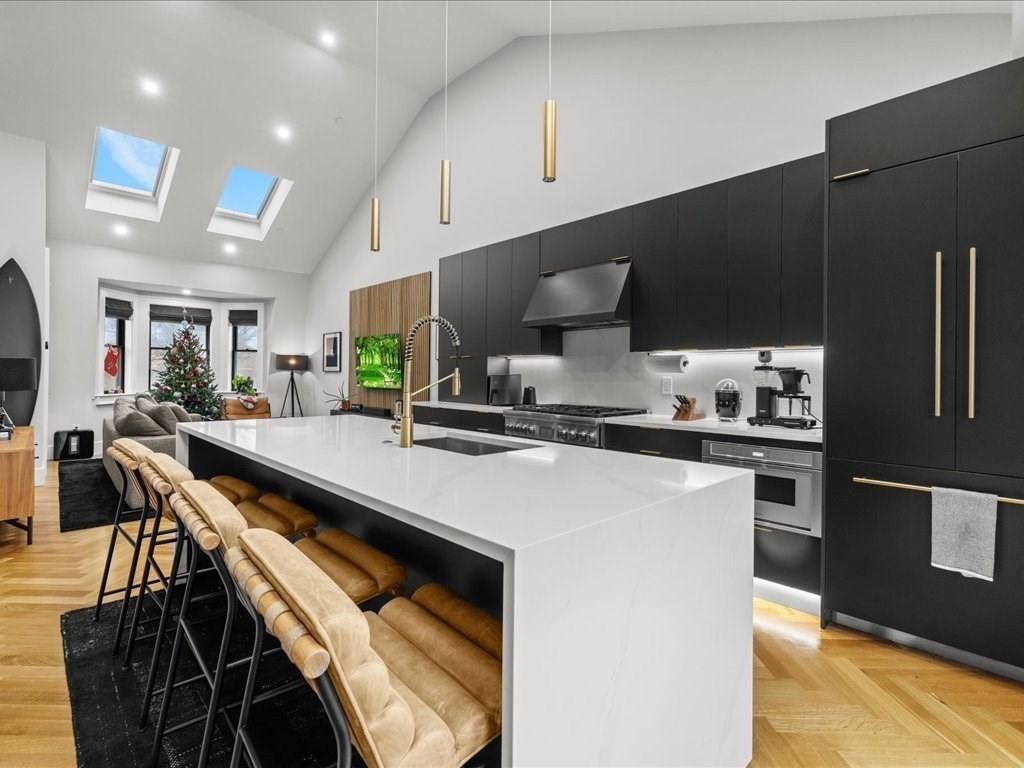 760 E Broadway, Boston, Massachusetts, 4 Bedrooms Bedrooms, 5 Rooms Rooms,2.5 BathroomsBathrooms,Residential,For Sale,E Broadway,73494570