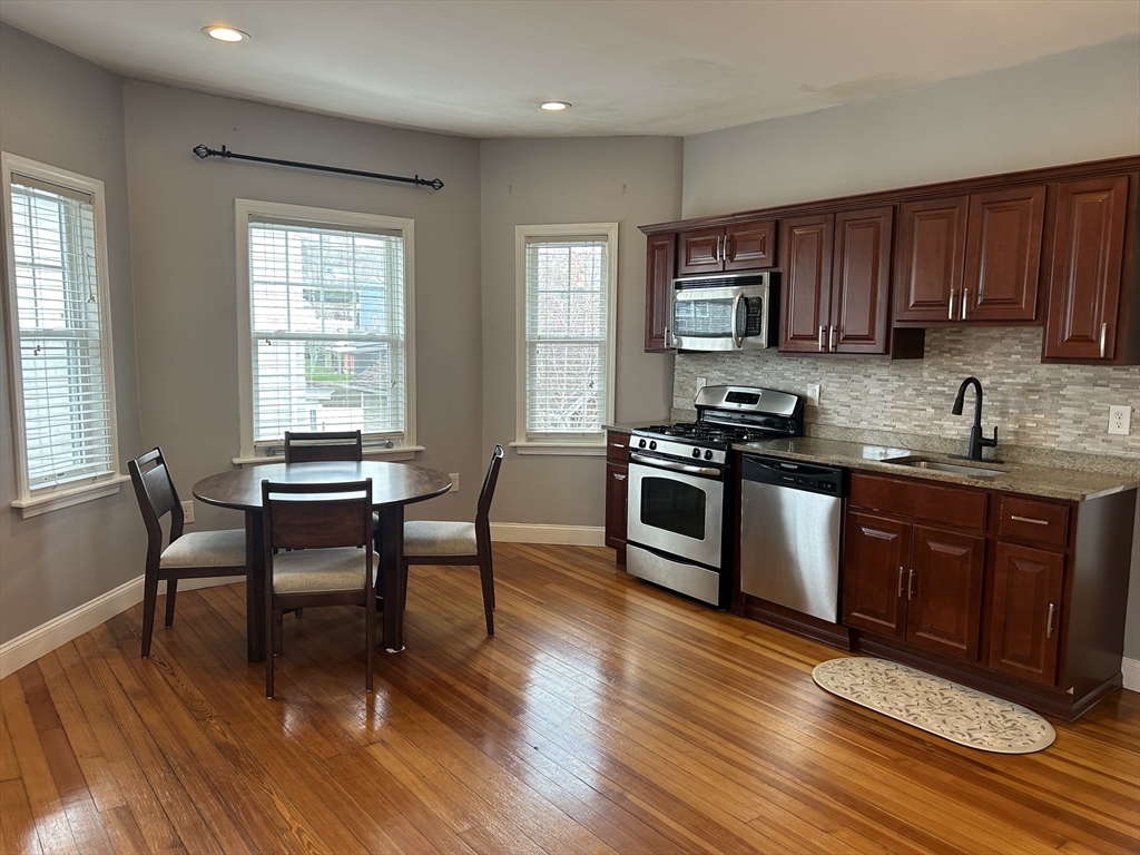 193 Mount Hope Ave, Fall River, Massachusetts, 2 Bedrooms Bedrooms, 4 Rooms Rooms,1 BathroomBathrooms,Residential Lease,For Rent,Mount Hope Ave,73494590