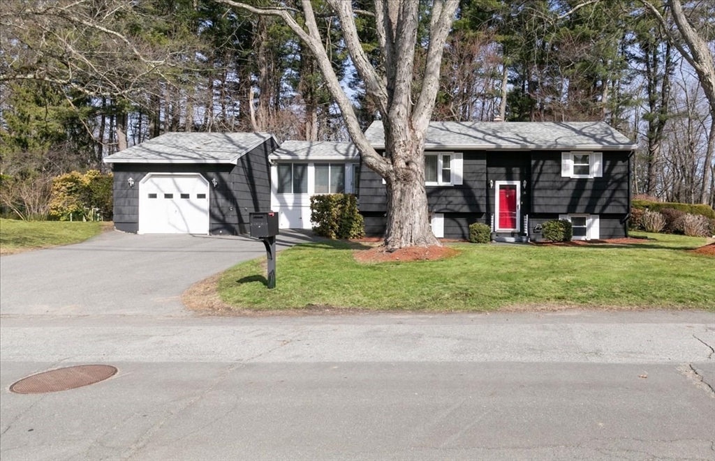 58 Oakcrest Circle, Methuen, Massachusetts, 3 Bedrooms Bedrooms, 7 Rooms Rooms,2 BathroomsBathrooms,Residential,For Sale,Oakcrest Circle,73494485