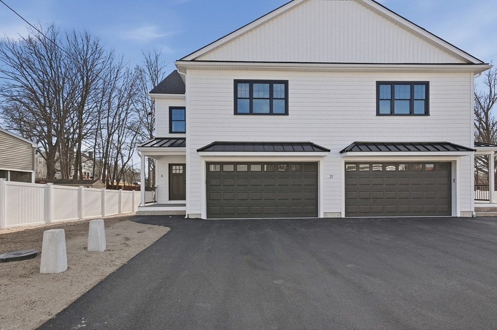 21 Tremont Street, Stoneham, Massachusetts, 4 Bedrooms Bedrooms, 7 Rooms Rooms,2.5 BathroomsBathrooms,Residential,For Sale,Tremont Street,73469992