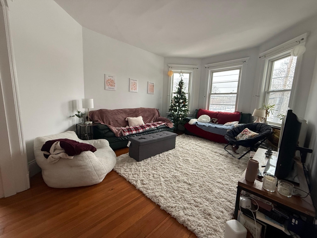 98 Cypress St, Brookline, Massachusetts, 4 Bedrooms Bedrooms, 6 Rooms Rooms,1 BathroomBathrooms,Residential Lease,For Rent,Cypress St,73494614