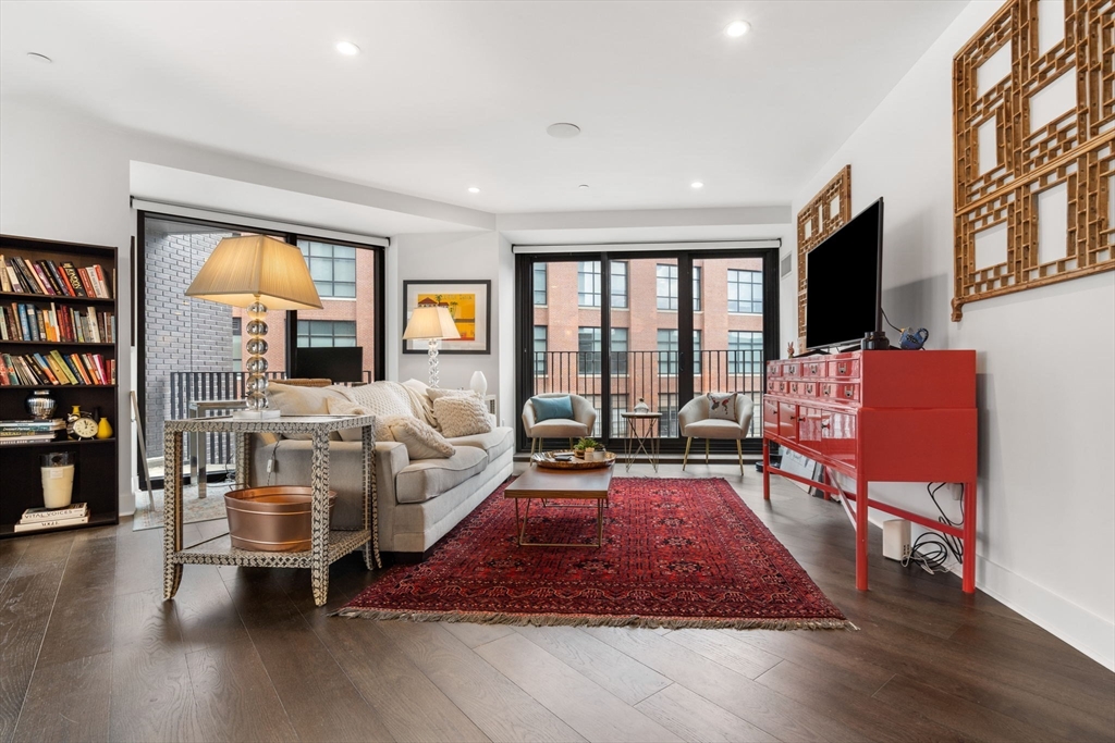 14 W Broadway, Boston, Massachusetts, 2 Bedrooms Bedrooms, 4 Rooms Rooms,2 BathroomsBathrooms,Residential,For Sale,W Broadway,73494645