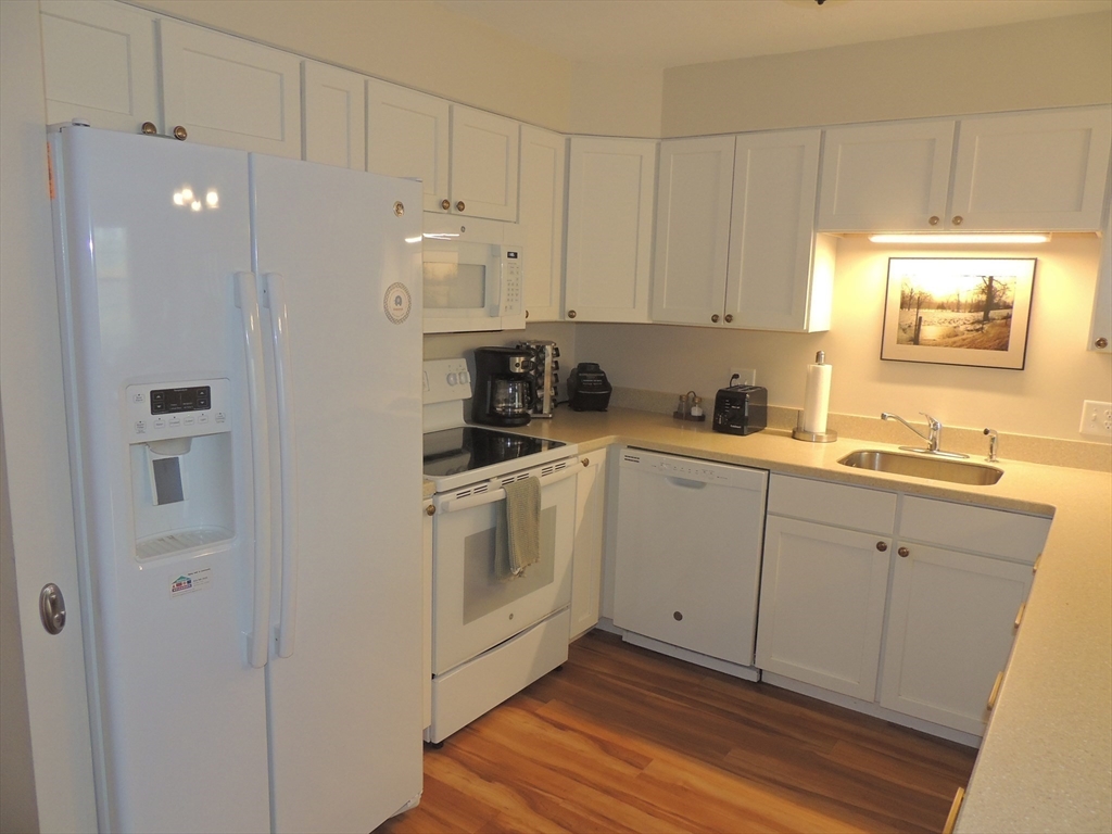 27 Greenleaves Drive, Amherst, Massachusetts, 2 Bedrooms Bedrooms, 4 Rooms Rooms,1.5 BathroomsBathrooms,Residential,For Sale,Greenleaves Drive,73494739