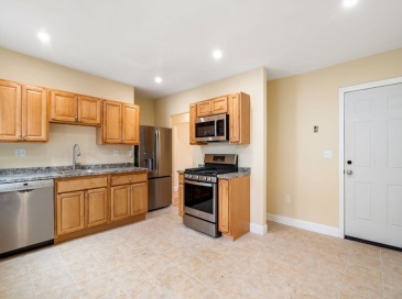 570 Washington Street, Boston, Massachusetts, 4 Bedrooms Bedrooms, 7 Rooms Rooms,1 BathroomBathrooms,Residential Lease,For Rent,Washington Street,73494777