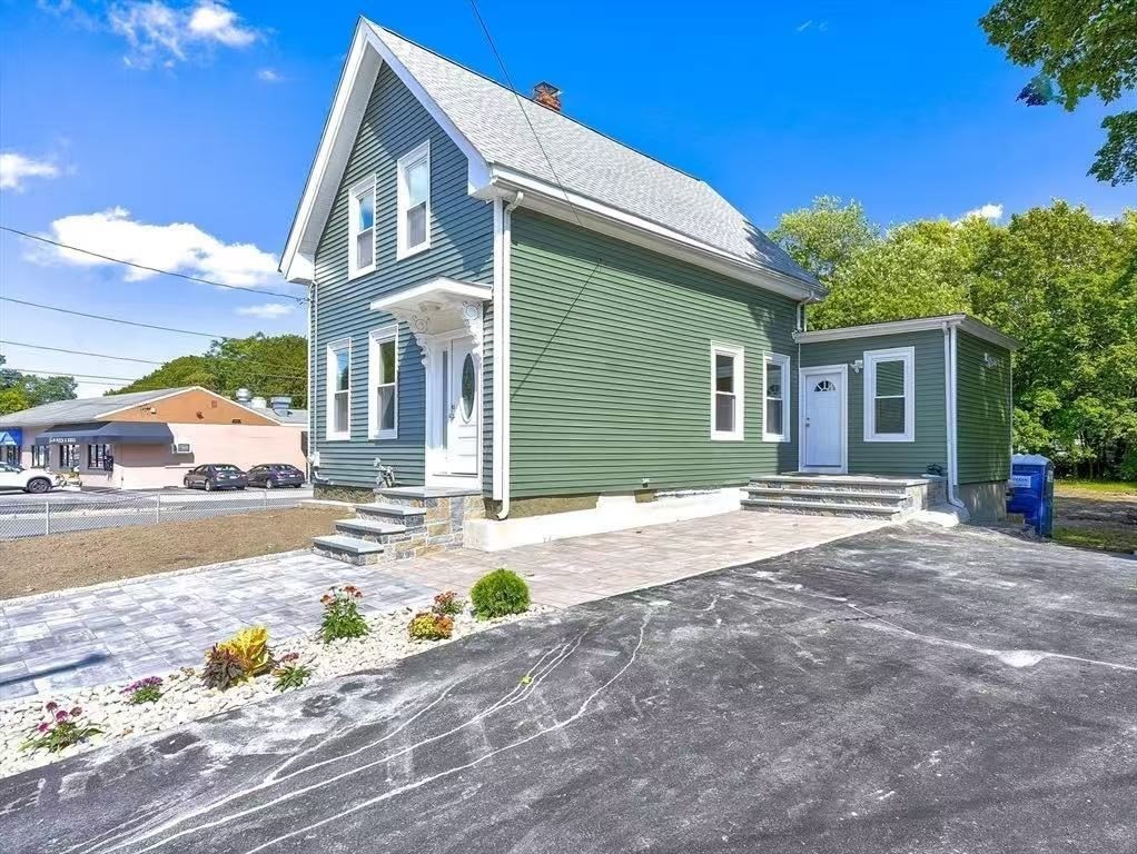 1297 Pleasant St, Weymouth, Massachusetts, 4 Bedrooms Bedrooms, 10 Rooms Rooms,2 BathroomsBathrooms,Residential Lease,For Rent,Pleasant St,73494792