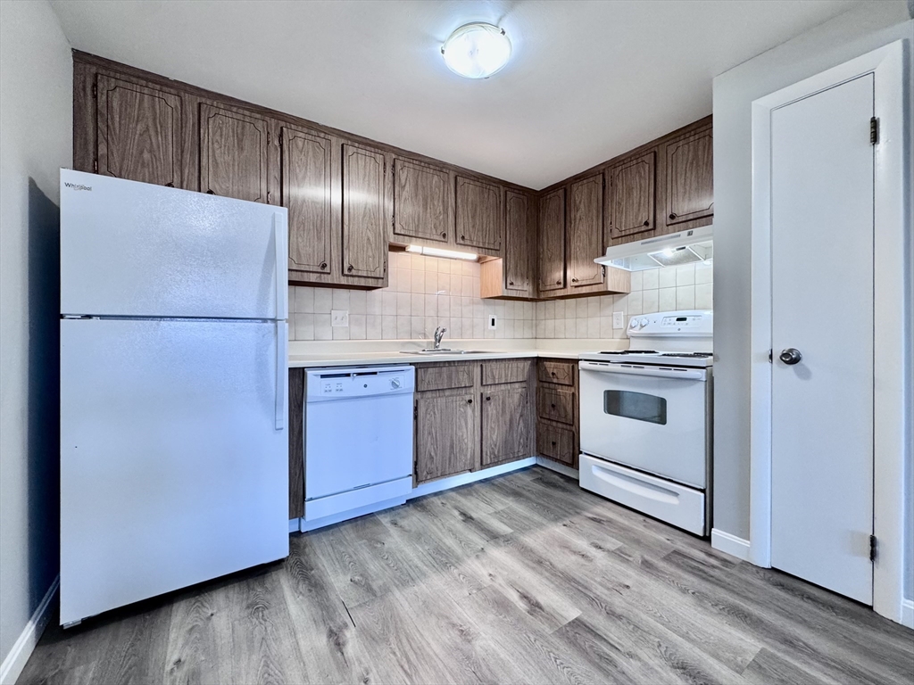 17 Old Colony Ln, Arlington, Massachusetts, 2 Bedrooms Bedrooms, 4 Rooms Rooms,1 BathroomBathrooms,Residential Lease,For Rent,Old Colony Ln,73494846