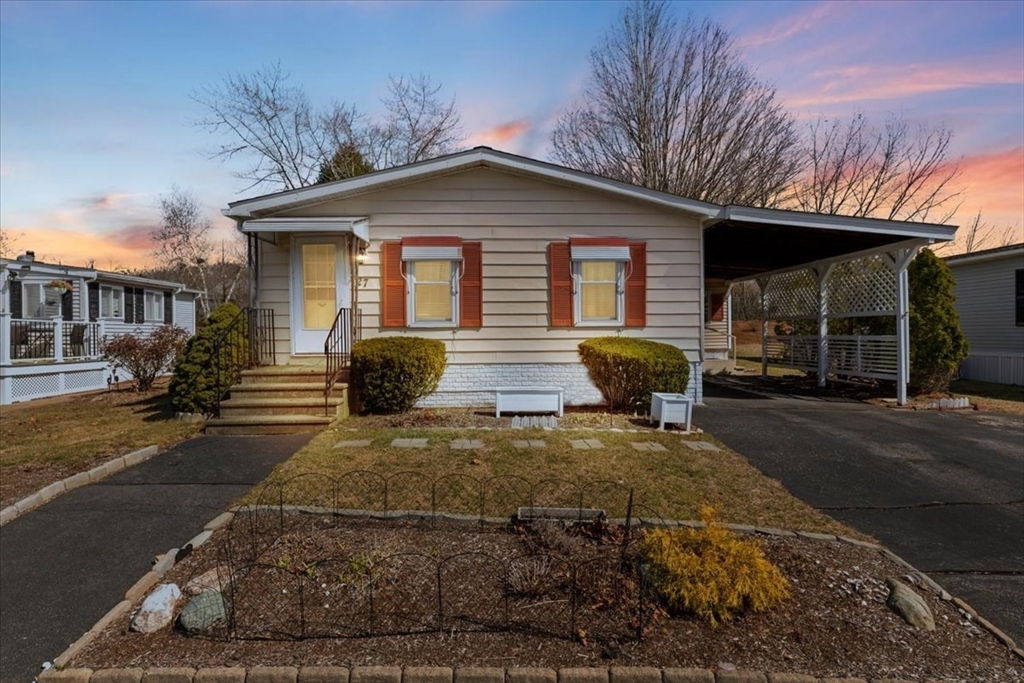 27 Castle Rd, Attleboro, Massachusetts, 2 Bedrooms Bedrooms, 4 Rooms Rooms,1 BathroomBathrooms,Residential,For Sale,Castle Rd,73494863