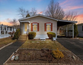 27 Castle Rd, Attleboro, Massachusetts, 2 Bedrooms Bedrooms, 4 Rooms Rooms,1 BathroomBathrooms,Residential,For Sale,Castle Rd,73494863