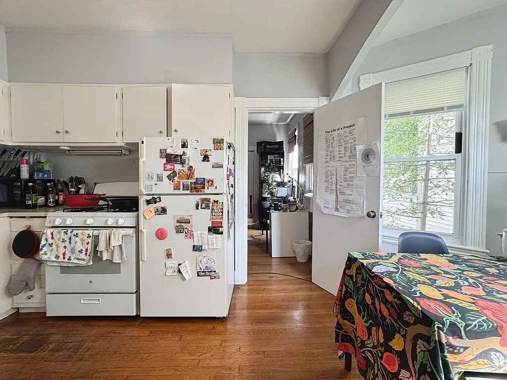 57 Bartlett St, Somerville, Massachusetts, 2 Bedrooms Bedrooms, 4 Rooms Rooms,1 BathroomBathrooms,Residential Lease,For Rent,Bartlett St,73494787