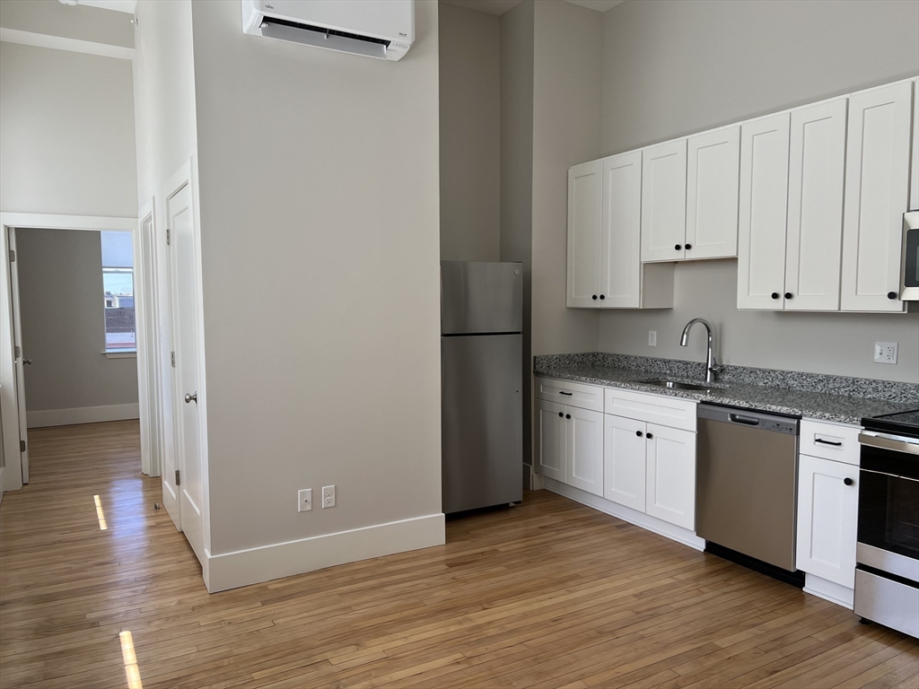 34 St. Joseph Street, Fall River, Massachusetts, 1 Bedroom Bedrooms, 3 Rooms Rooms,1 BathroomBathrooms,Residential Lease,For Rent,St. Joseph Street,73494960