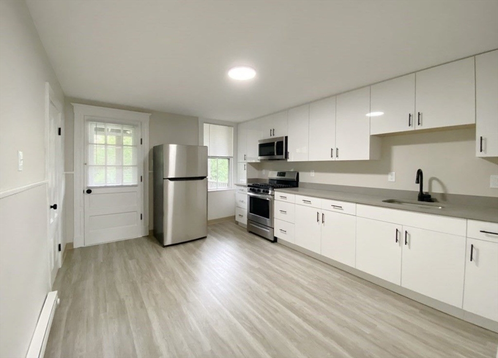 124 Trenton Street, Boston, Massachusetts, 2 Bedrooms Bedrooms, 3 Rooms Rooms,1 BathroomBathrooms,Residential Lease,For Rent,Trenton Street,73494961