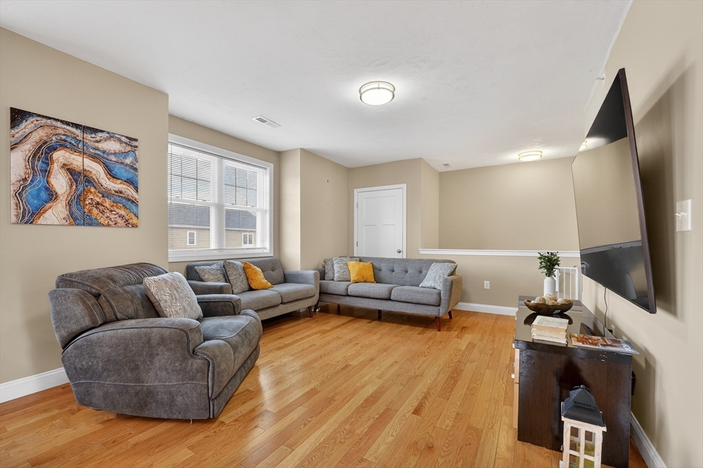 7 Gorham St, Chelmsford, Massachusetts, 2 Bedrooms Bedrooms, 4 Rooms Rooms,1 BathroomBathrooms,Residential,For Sale,Gorham St,73494783