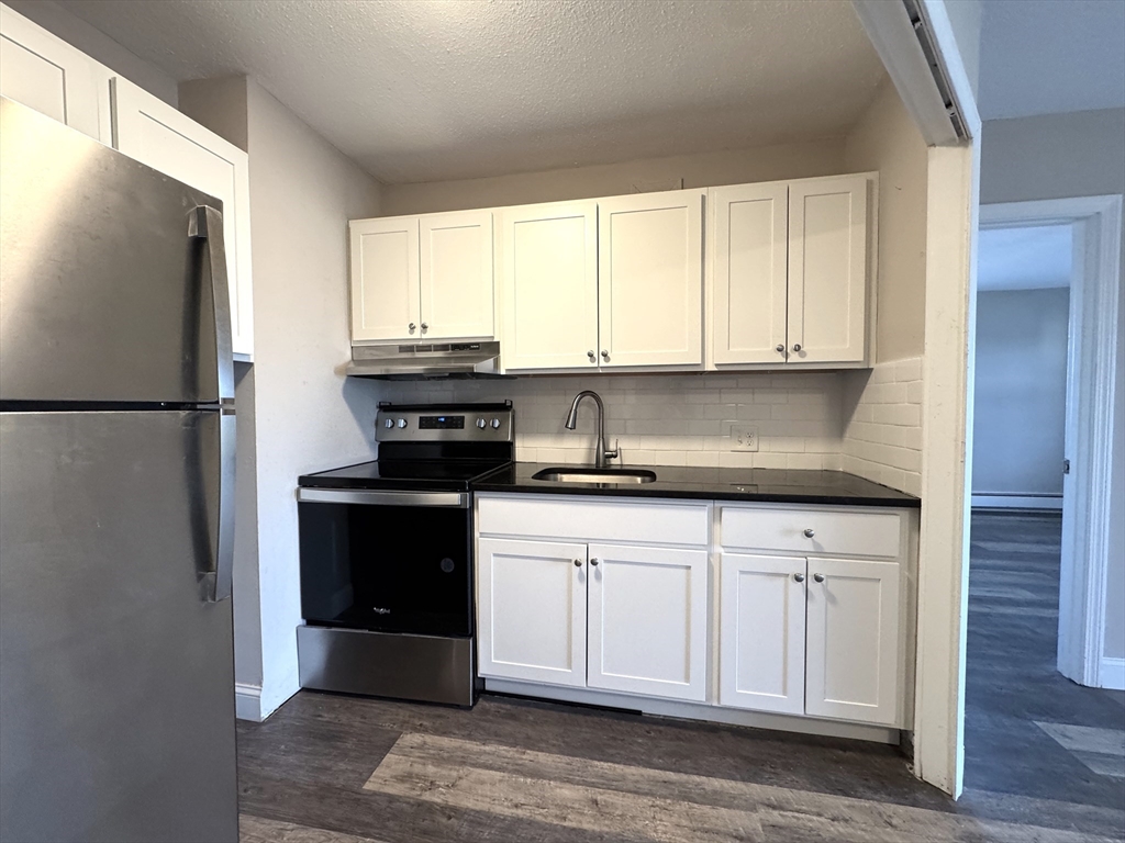 625 Main Street, Reading, Massachusetts, 1 Bedroom Bedrooms, 3 Rooms Rooms,1 BathroomBathrooms,Residential Lease,For Rent,Main Street,73495006