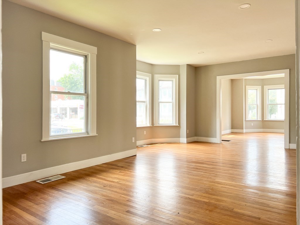 642 Moody St, Waltham, Massachusetts, 2 Bedrooms Bedrooms, 5 Rooms Rooms,1 BathroomBathrooms,Residential Lease,For Rent,Moody St,73495018