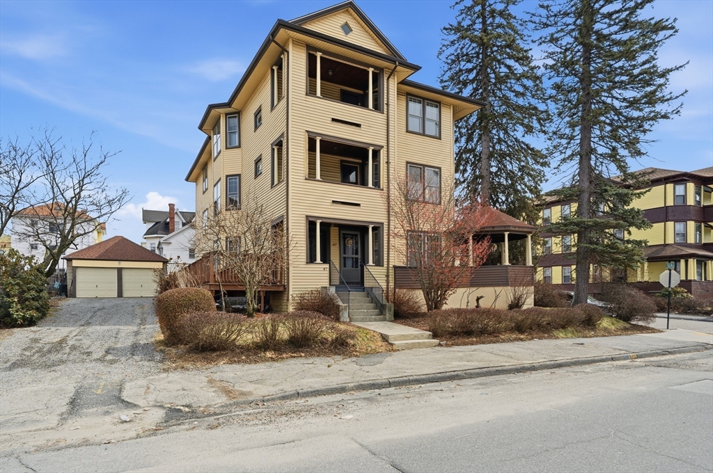 47 Houghton St, Worcester, Massachusetts, 9 Bedrooms Bedrooms, 24 Rooms Rooms,3 BathroomsBathrooms,Residential Income,For Sale,Houghton St,73494968