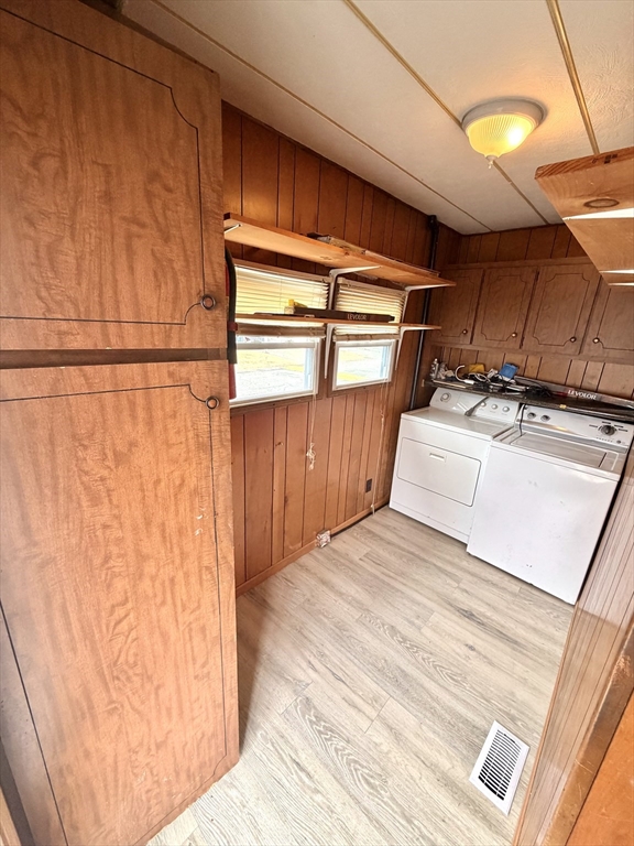 70 Shumway Street, Springfield, Massachusetts, 2 Bedrooms Bedrooms, 3 Rooms Rooms,2 BathroomsBathrooms,Residential,For Sale,Shumway Street,73495060