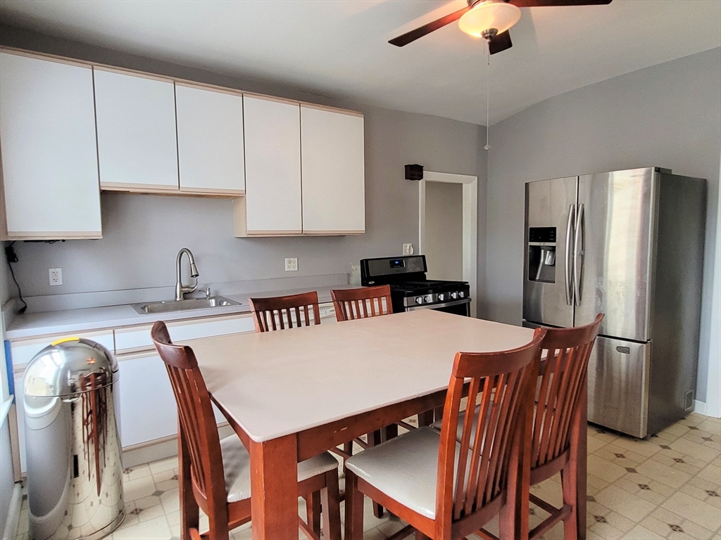 25 Martin St, Medford, Massachusetts, 3 Bedrooms Bedrooms, 5 Rooms Rooms,1 BathroomBathrooms,Residential Lease,For Rent,Martin St,73495236