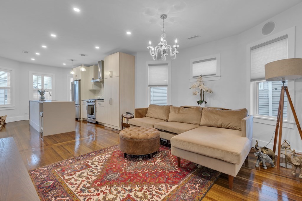 351 Centre Street, Boston, Massachusetts, 2 Bedrooms Bedrooms, 3 Rooms Rooms,1 BathroomBathrooms,Residential Lease,For Rent,Centre Street,73495265