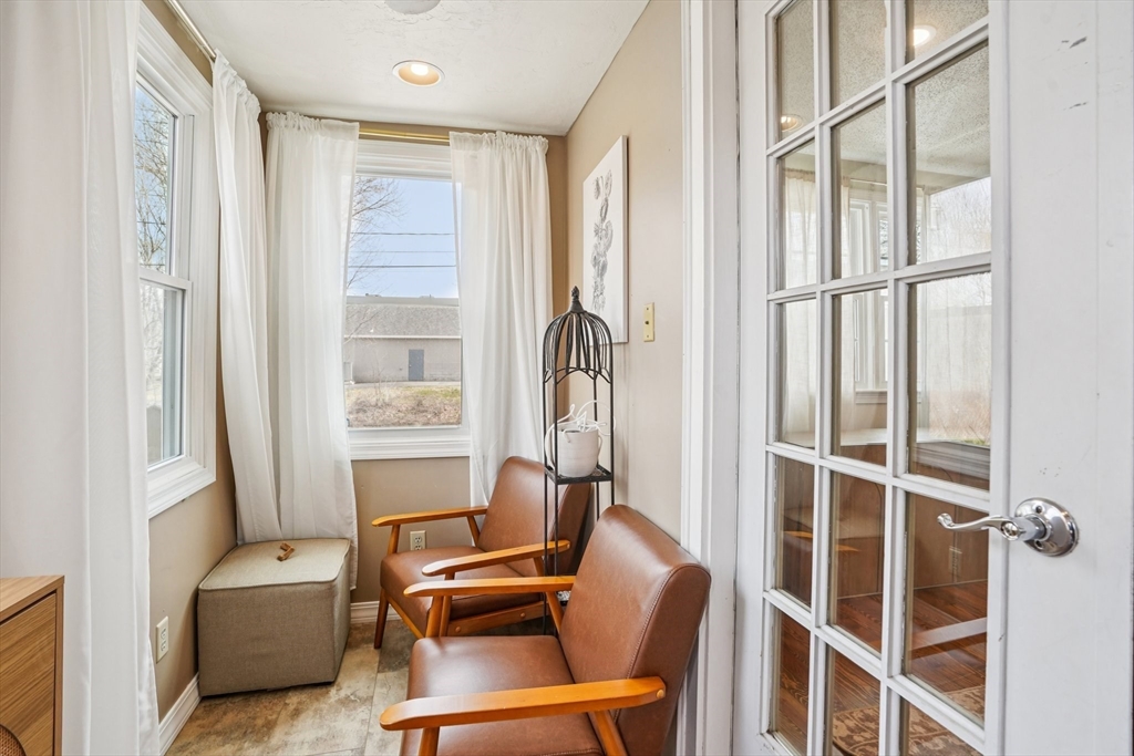 16 Middlesex St, Chelmsford, Massachusetts, 2 Bedrooms Bedrooms, 4 Rooms Rooms,1 BathroomBathrooms,Residential,For Sale,Middlesex St,73495268