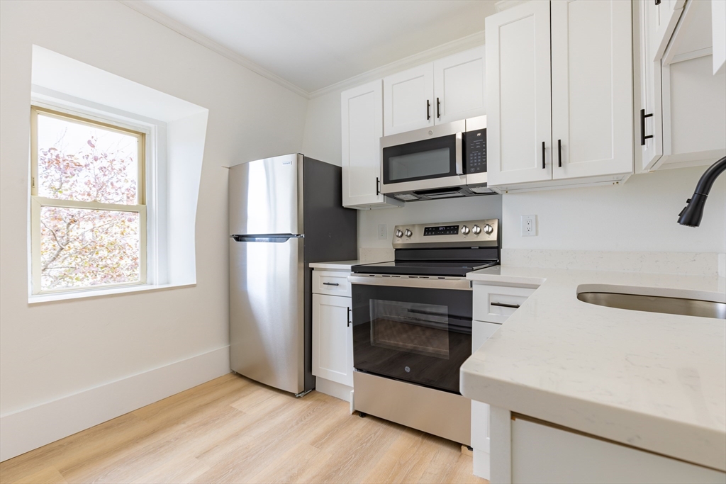 595 East Fifth Street, Boston, Massachusetts, 2 Bedrooms Bedrooms, 4 Rooms Rooms,1 BathroomBathrooms,Residential Lease,For Rent,East Fifth Street,73495076