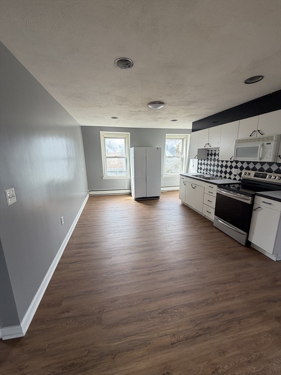 5 Washington Sq, Gloucester, Massachusetts, 2 Bedrooms Bedrooms, 4 Rooms Rooms,1 BathroomBathrooms,Residential Lease,For Rent,Washington Sq,73495093