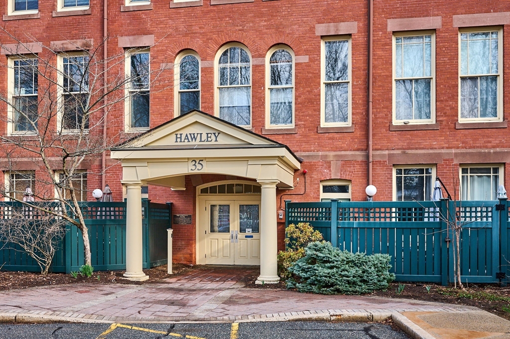 35 New South Street, Northampton, Massachusetts, 2 Bedrooms Bedrooms, 5 Rooms Rooms,2 BathroomsBathrooms,Residential,For Sale,New South Street,73495058