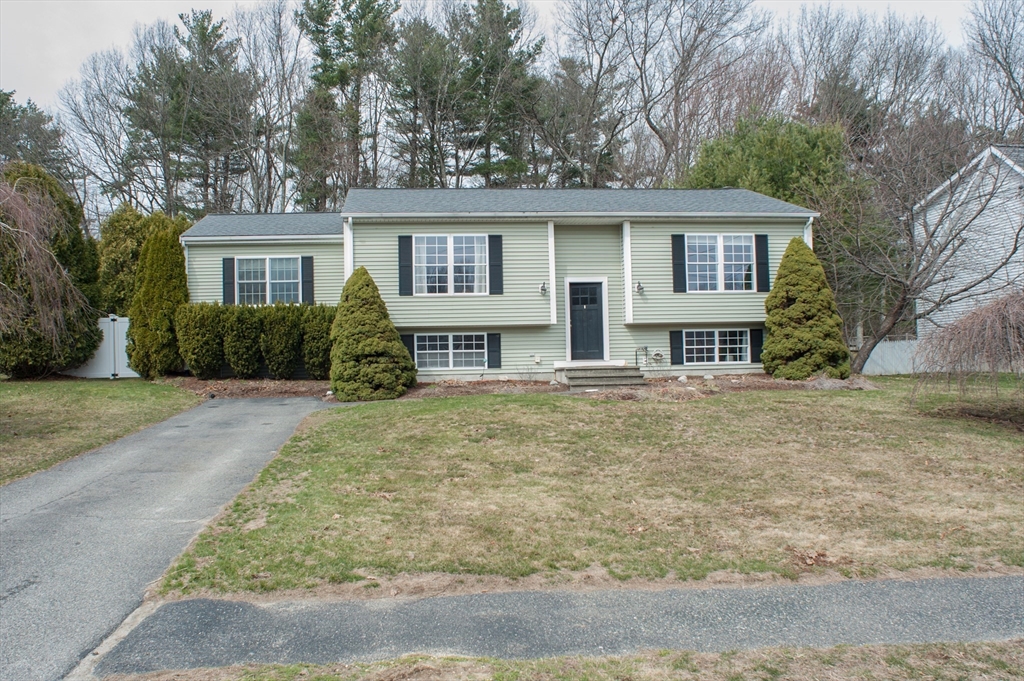 377 Rumonoski Dr, Northbridge, Massachusetts, 3 Bedrooms Bedrooms, 6 Rooms Rooms,2 BathroomsBathrooms,Residential,For Sale,Rumonoski Dr,73492973