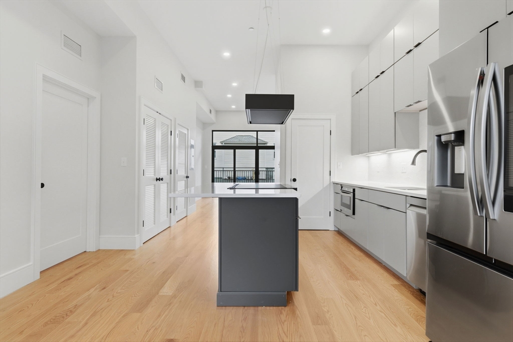 421 High St, Medford, Massachusetts, 2 Bedrooms Bedrooms, 7 Rooms Rooms,2 BathroomsBathrooms,Residential,For Sale,High St,73495174