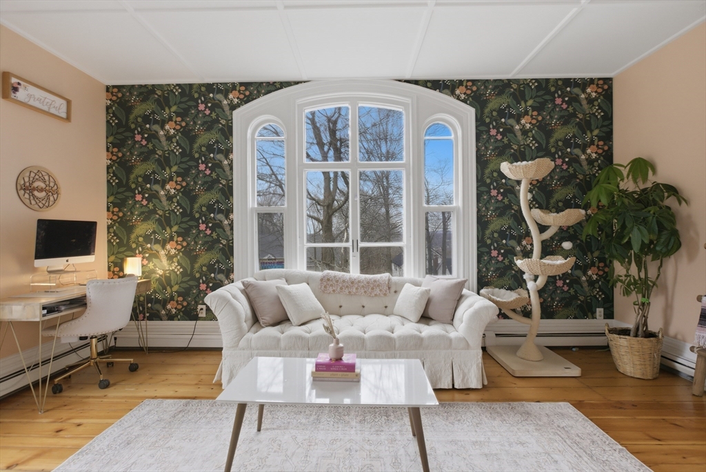 4 Mount Vernon St, Haverhill, Massachusetts, 2 Bedrooms Bedrooms, 5 Rooms Rooms,1.5 BathroomsBathrooms,Residential,For Sale,Mount Vernon St,73495165