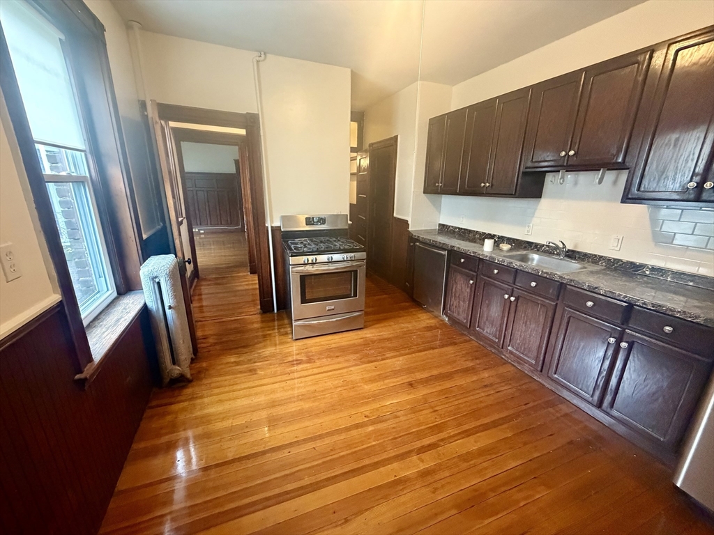 807 Centre St, Boston, Massachusetts, 3 Bedrooms Bedrooms, 4 Rooms Rooms,1 BathroomBathrooms,Residential Lease,For Rent,Centre St,73450018