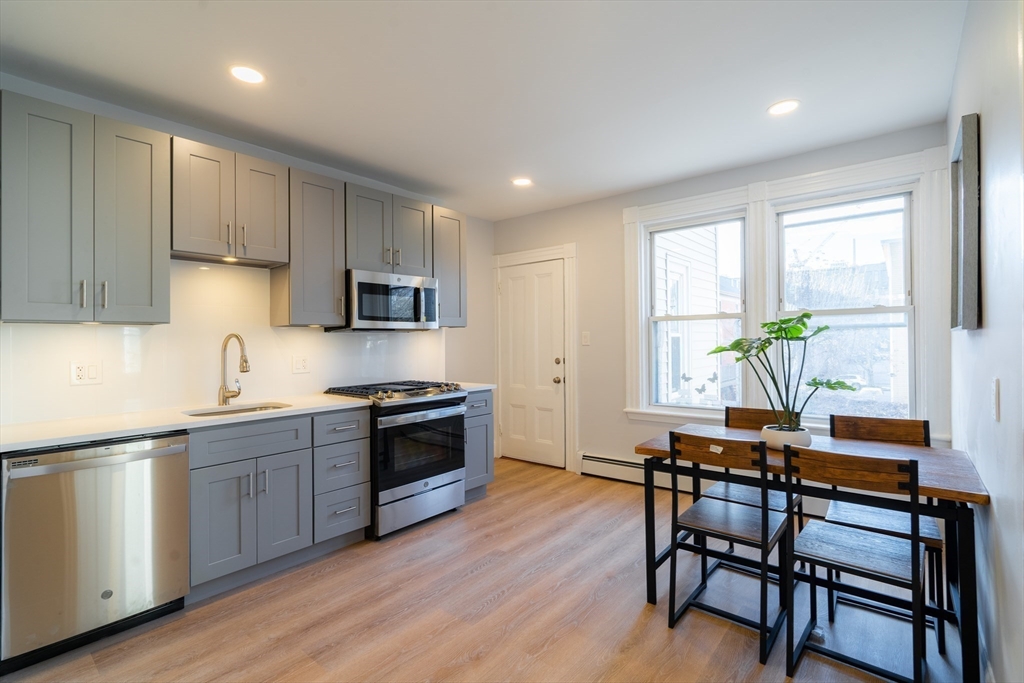 324 Hurley St, Cambridge, Massachusetts, 2 Bedrooms Bedrooms, 3 Rooms Rooms,1 BathroomBathrooms,Residential Lease,For Rent,Hurley St,73495482
