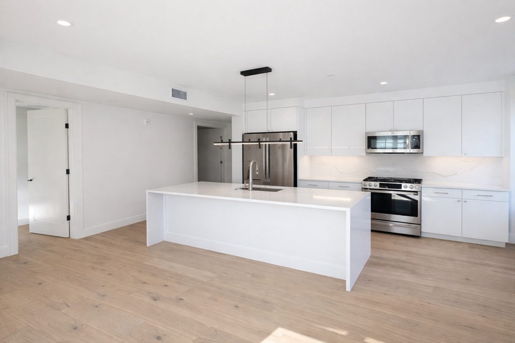 65 L Street, Boston, Massachusetts, 2 Bedrooms Bedrooms, 4 Rooms Rooms,2 BathroomsBathrooms,Residential Lease,For Rent,L Street,73495319