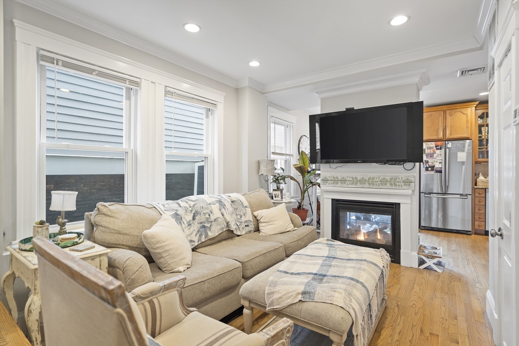 521 E 5th St, Boston, Massachusetts, 2 Bedrooms Bedrooms, 5 Rooms Rooms,1.5 BathroomsBathrooms,Residential Lease,For Rent,E 5th St,73495534