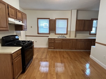 125 Spring St, Medford, Massachusetts, 3 Bedrooms Bedrooms, 5 Rooms Rooms,1 BathroomBathrooms,Residential Lease,For Rent,Spring St,73495566