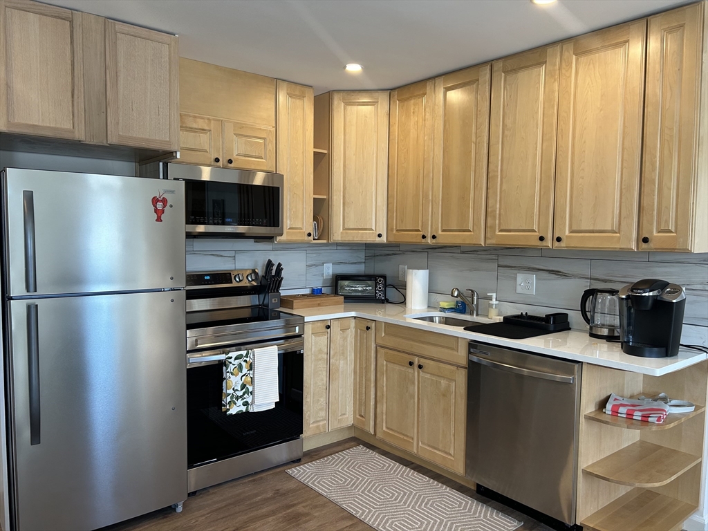 64 Salem Street, Medford, Massachusetts, 2 Bedrooms Bedrooms, 4 Rooms Rooms,2 BathroomsBathrooms,Residential Lease,For Rent,Salem Street,73495569