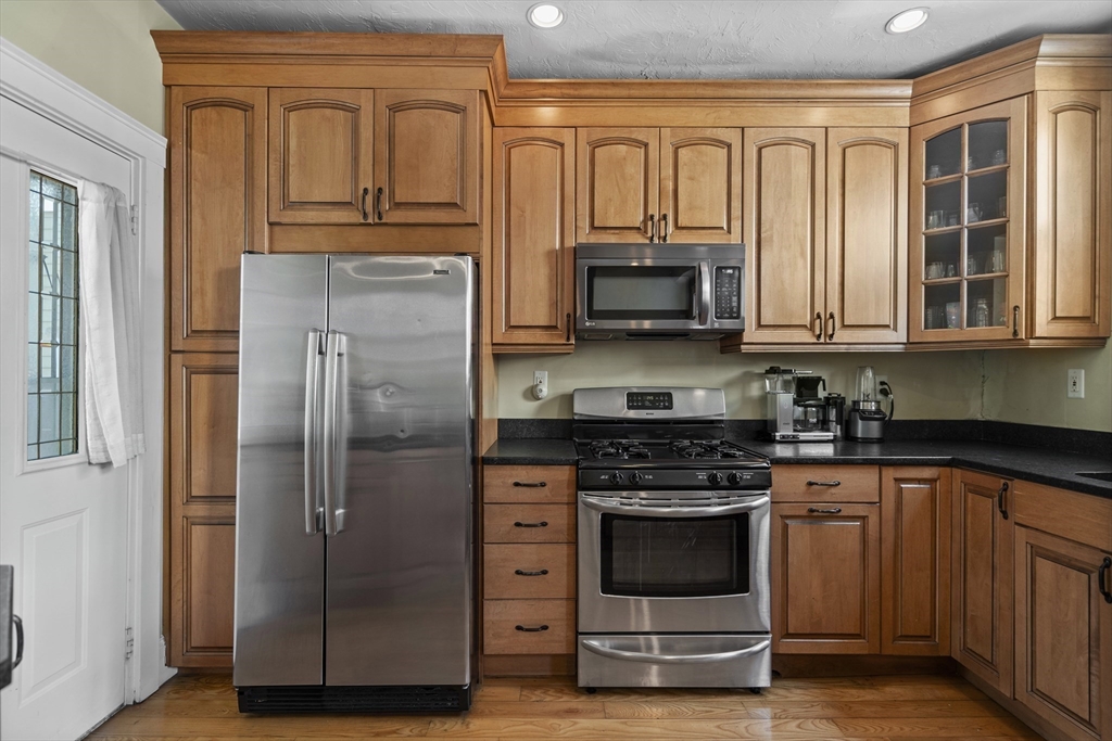 137 L St, Boston, Massachusetts, 3 Bedrooms Bedrooms, 5 Rooms Rooms,1.5 BathroomsBathrooms,Residential Lease,For Rent,L St,73495662