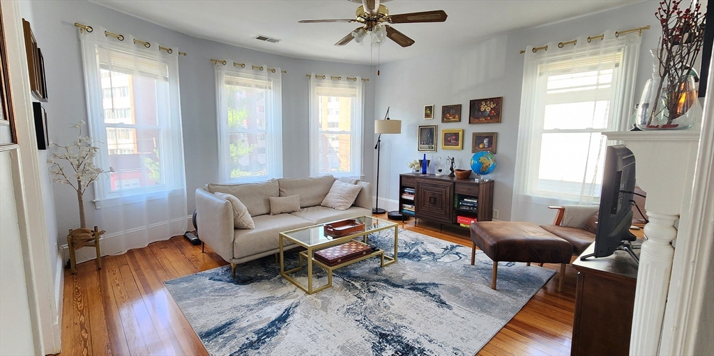 66 Chestnut St, Brookline, Massachusetts, 3 Bedrooms Bedrooms, 6 Rooms Rooms,1 BathroomBathrooms,Residential Lease,For Rent,Chestnut St,73495689