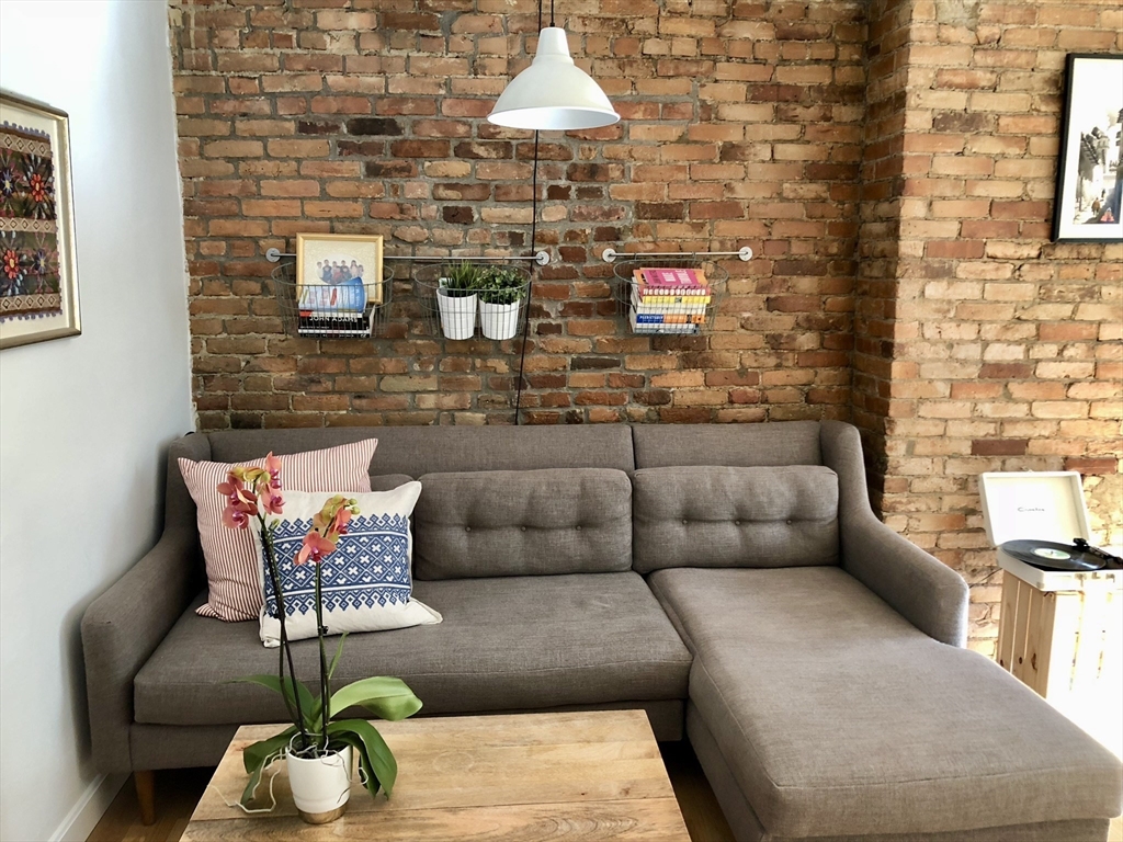 37 Lawrence St, Boston, Massachusetts, 1 Bedroom Bedrooms, 3 Rooms Rooms,1 BathroomBathrooms,Residential Lease,For Rent,Lawrence St,73495700