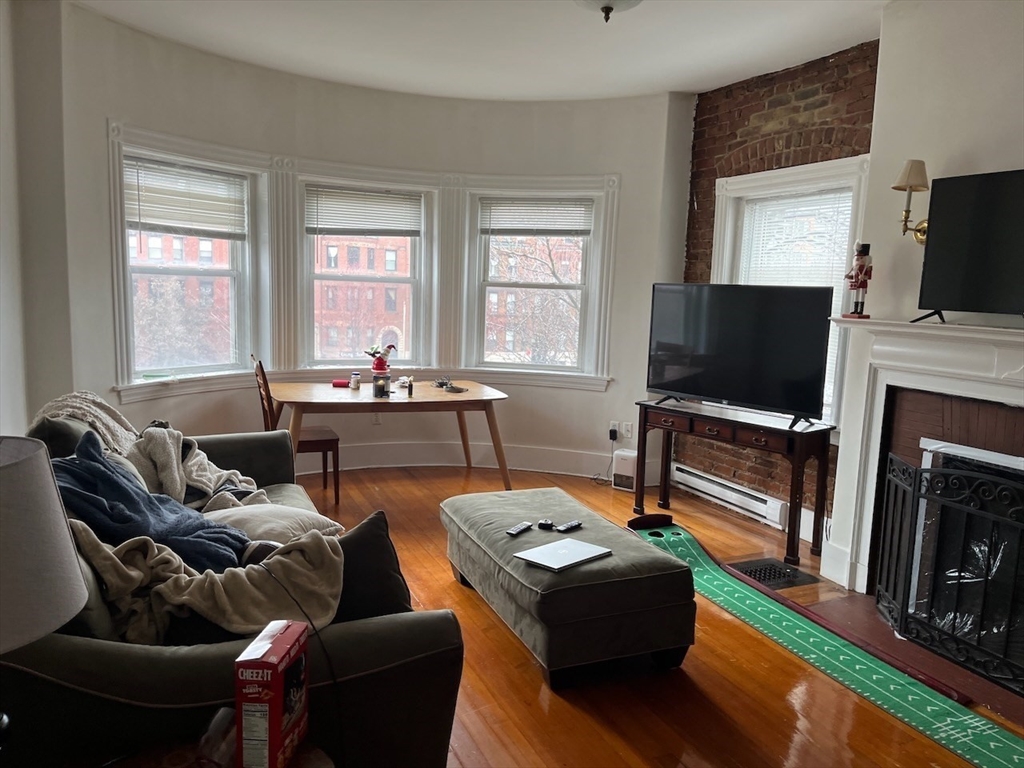915 Beacon, Boston, Massachusetts, 3 Bedrooms Bedrooms, 7 Rooms Rooms,2 BathroomsBathrooms,Residential Lease,For Rent,Beacon,73495703