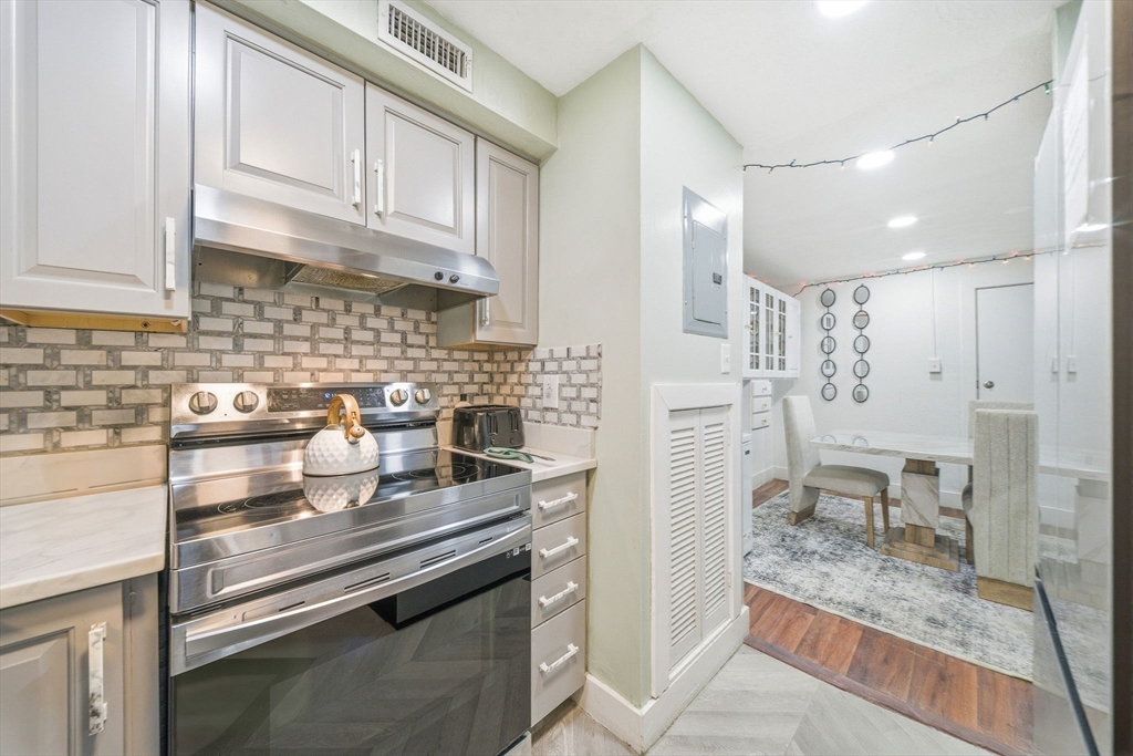 502 Oak Str, Brockton, Massachusetts, 2 Bedrooms Bedrooms, 4 Rooms Rooms,1 BathroomBathrooms,Residential Lease,For Rent,Oak Str,73495710