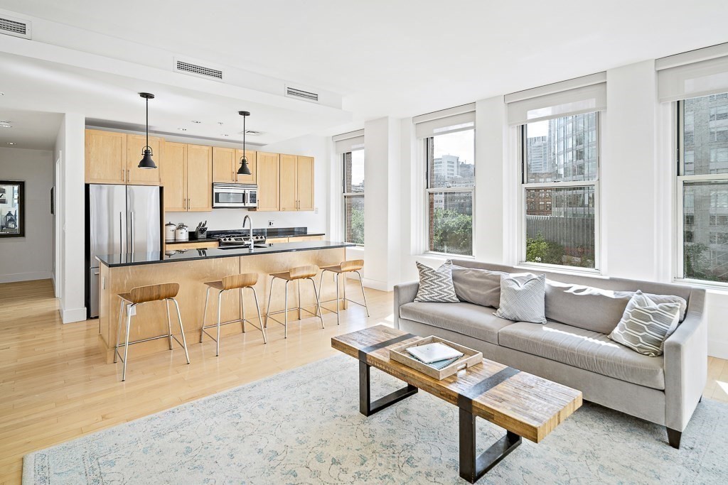 70 Lincoln St, Boston, Massachusetts, 2 Bedrooms Bedrooms, 5 Rooms Rooms,2 BathroomsBathrooms,Residential Lease,For Rent,Lincoln St,73486751