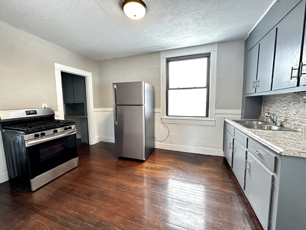 56 Clinton Ave, Holyoke, Massachusetts, 1 Bedroom Bedrooms, 4 Rooms Rooms,1 BathroomBathrooms,Residential Lease,For Rent,Clinton Ave,73479493